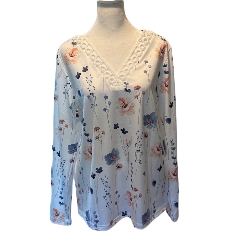 Exclusive ❤️ floral print l/s tee w/crochet detailing. V-neck, size M. NWT